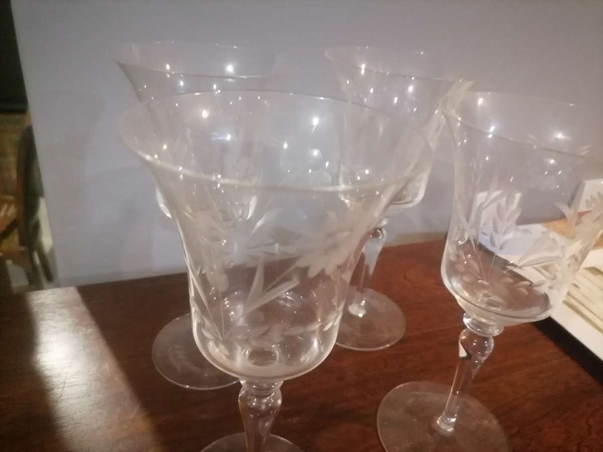 4 x LARGE VINTAGE ANTIQUE ETCHED WINE GLASSES (FLORAL)
