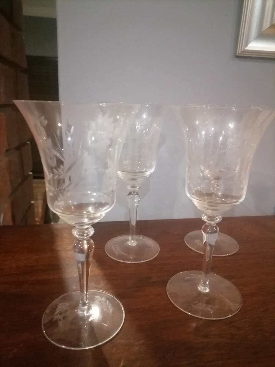 4 x LARGE VINTAGE ANTIQUE ETCHED WINE GLASSES (FLORAL)
