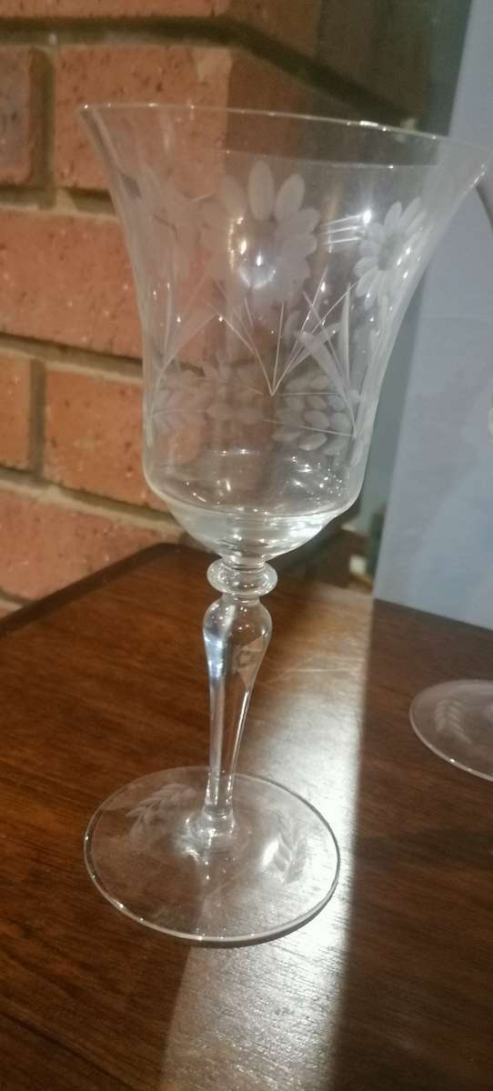4 x LARGE VINTAGE ANTIQUE ETCHED WINE GLASSES (FLORAL)