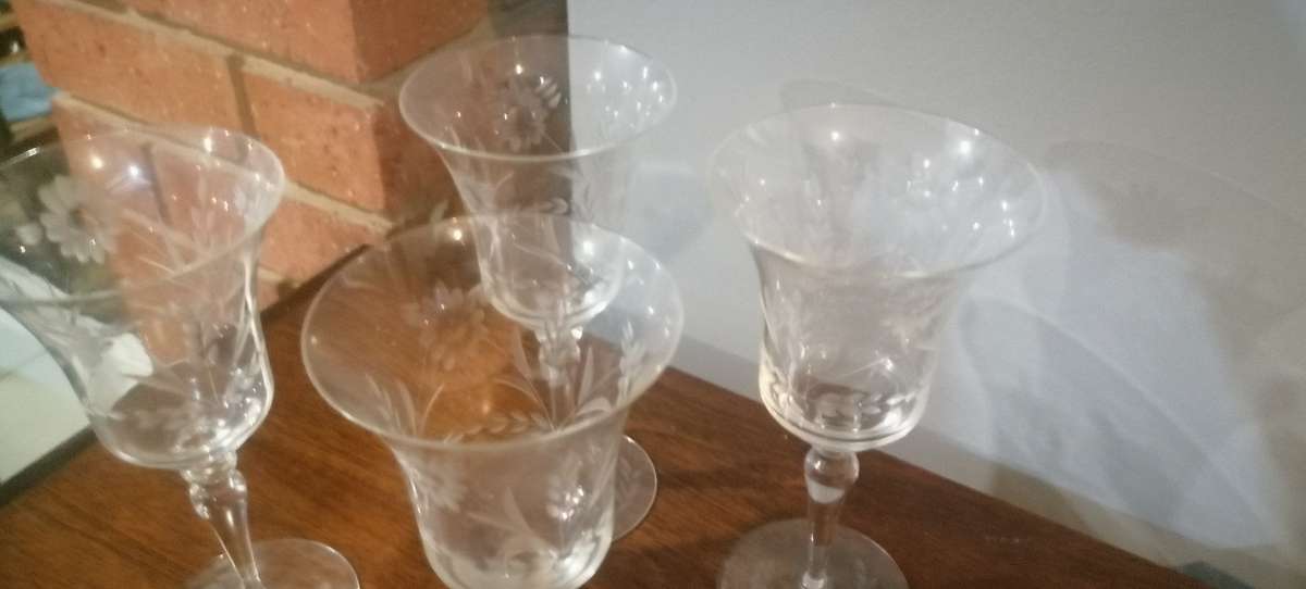 4 x LARGE VINTAGE ANTIQUE ETCHED WINE GLASSES (FLORAL)