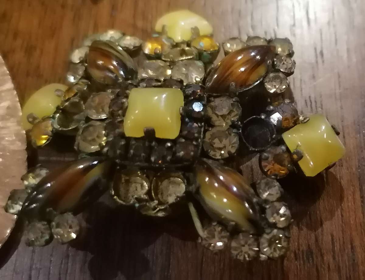 VINTAGE BROOCH ,S AND PENDANT LOT