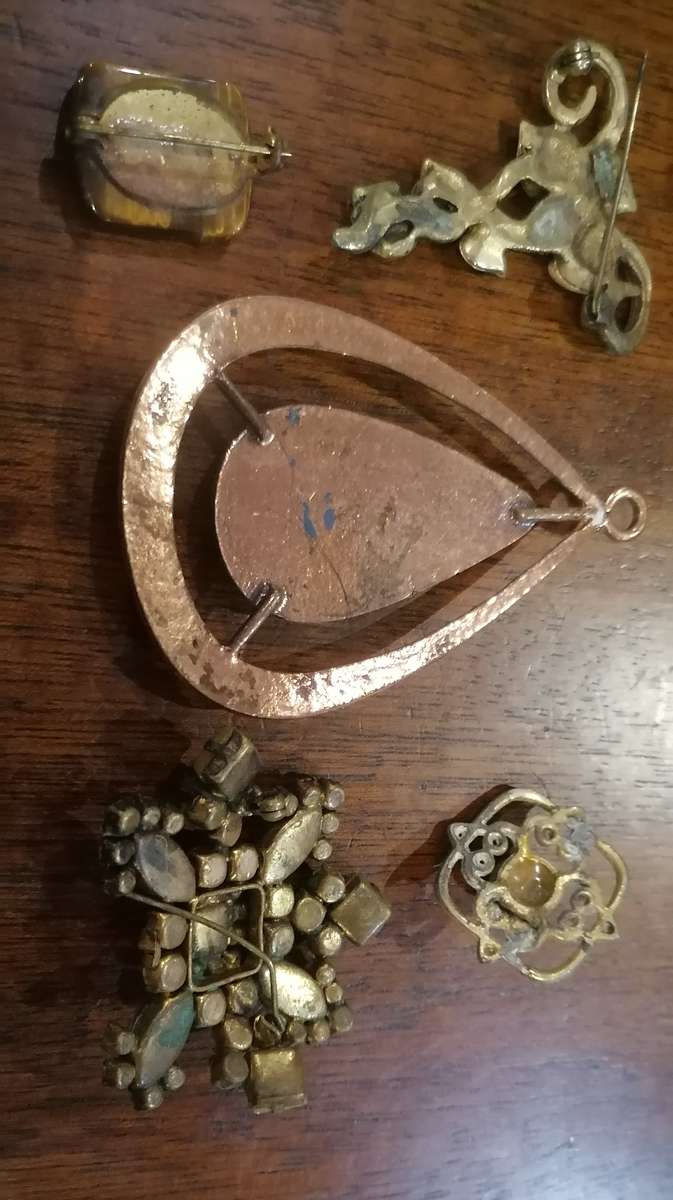 VINTAGE BROOCH ,S AND PENDANT LOT