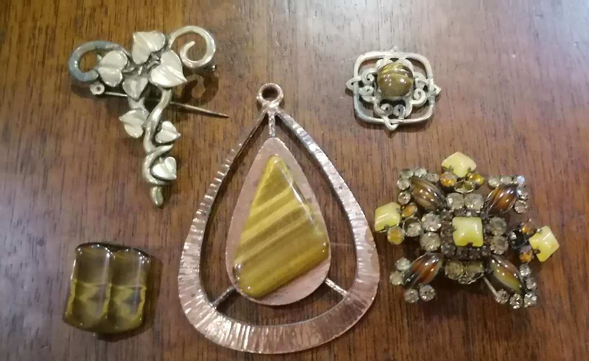 VINTAGE BROOCH ,S AND PENDANT LOT