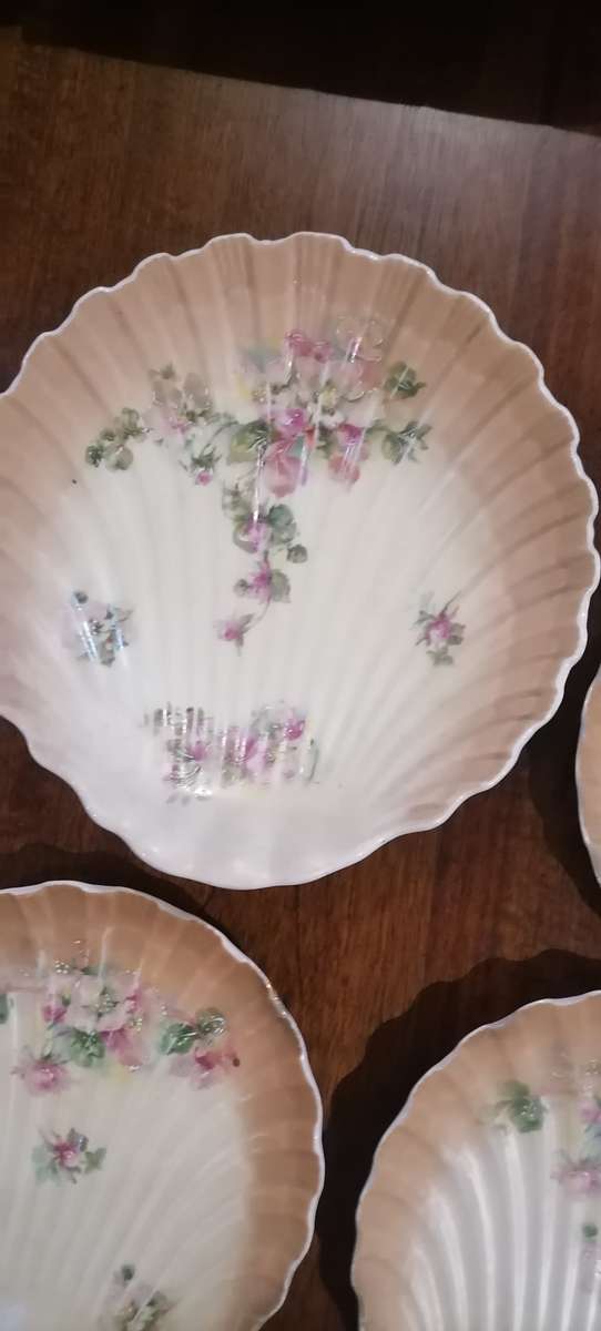 4 x VINTAGE HEAVY PORCELAIN HAND PAINTED FISH PLATES