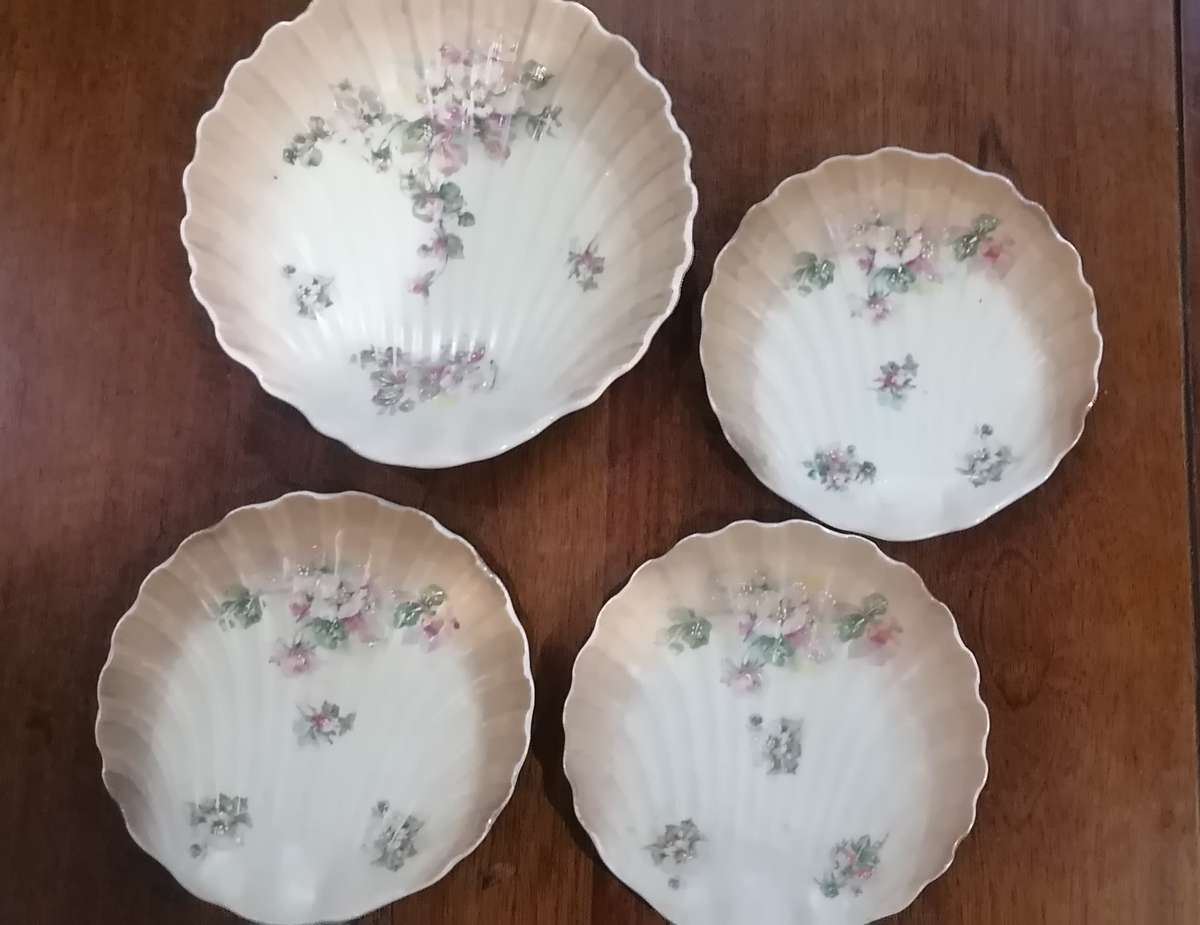 4 x VINTAGE HEAVY PORCELAIN HAND PAINTED FISH PLATES