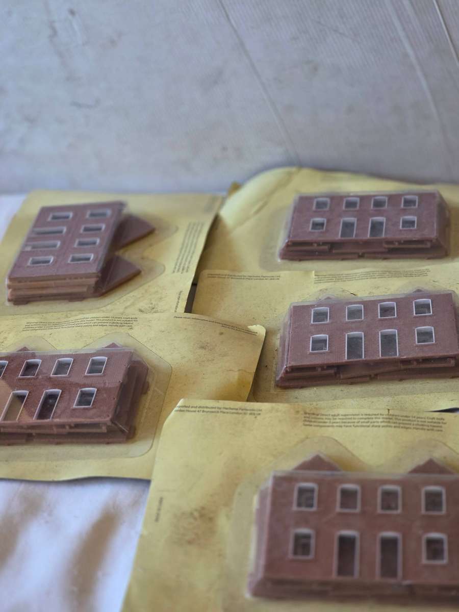 Joblot Railway Accessories (Roof, Buildings, Platform) by Hachette