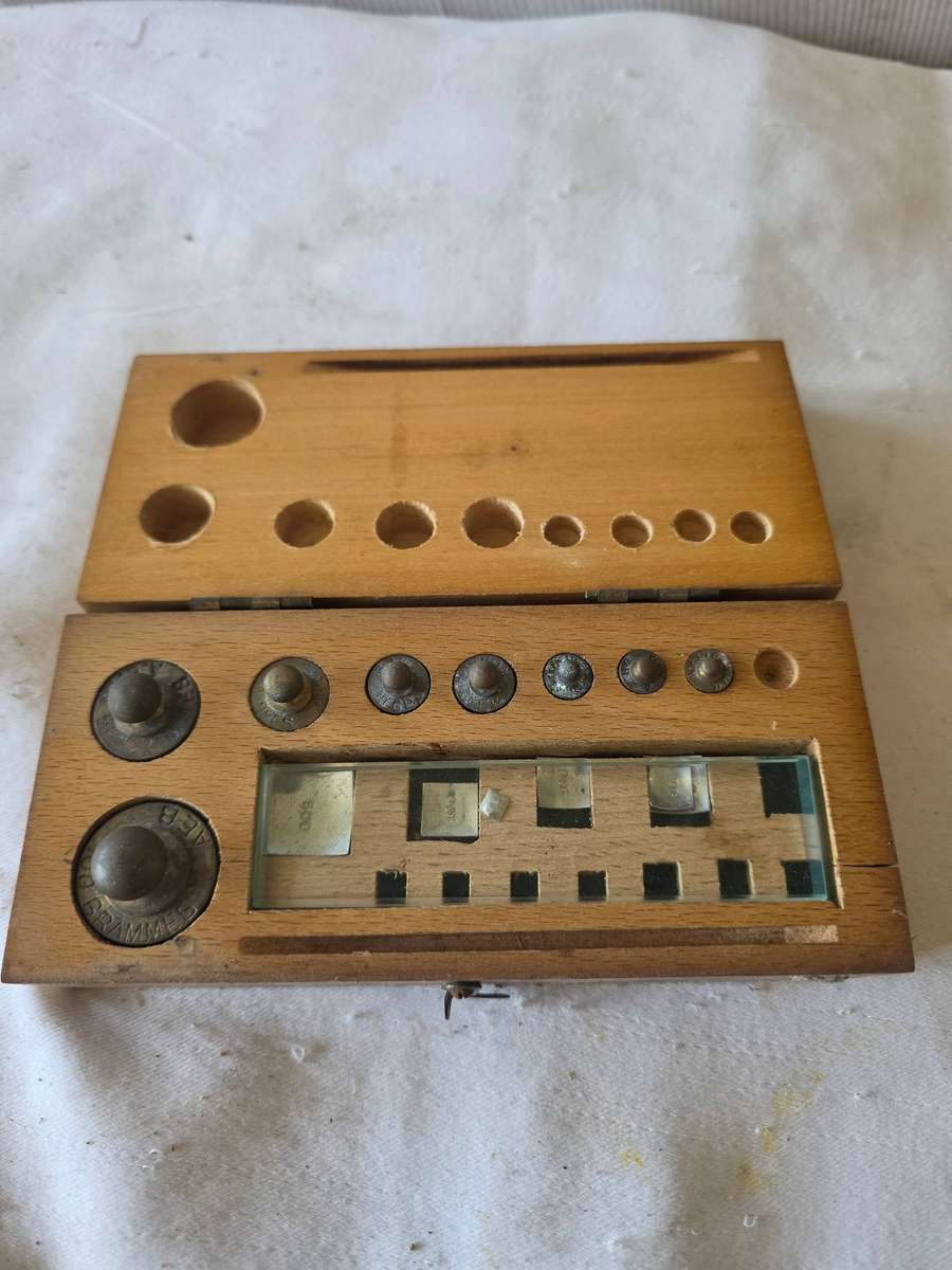 VINTAGE BRASS BALANCE SCALE IN WOODEN BOX