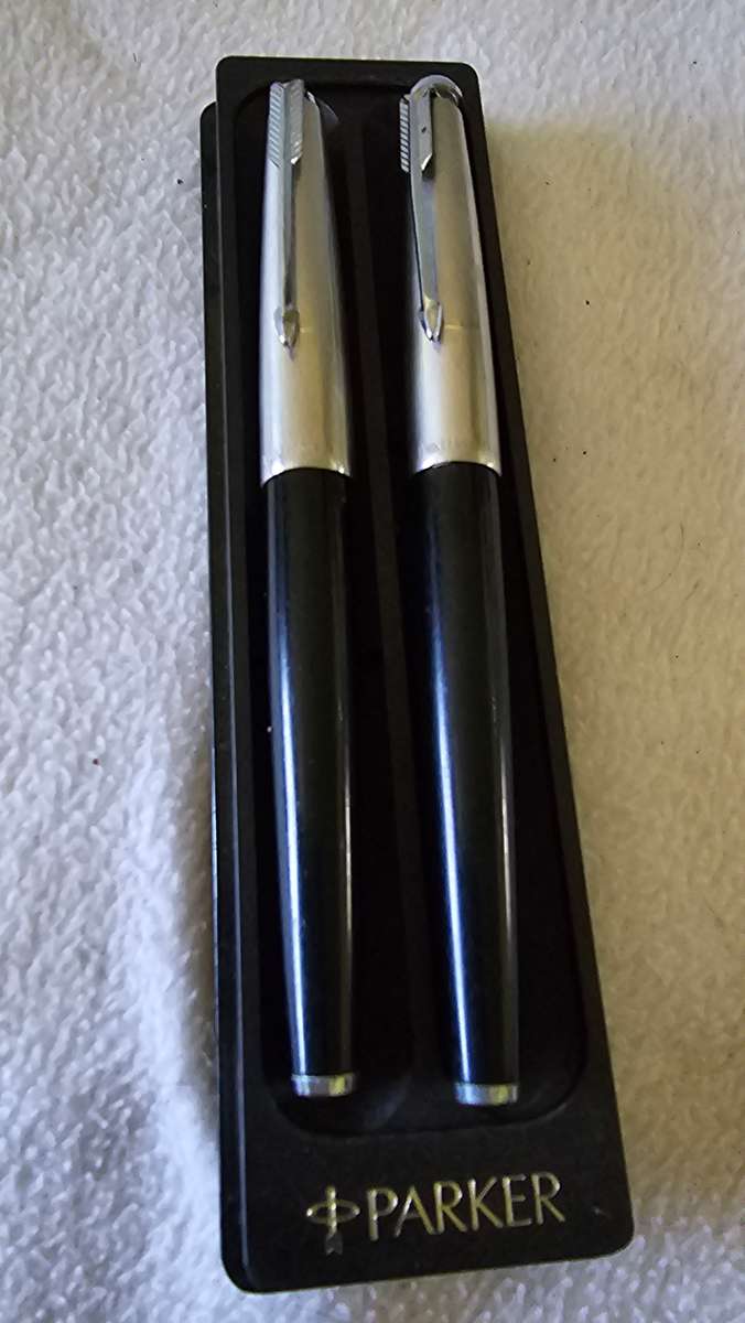 SET OF TWO COLLECTABLE PARKER FOUNTAIN PENS