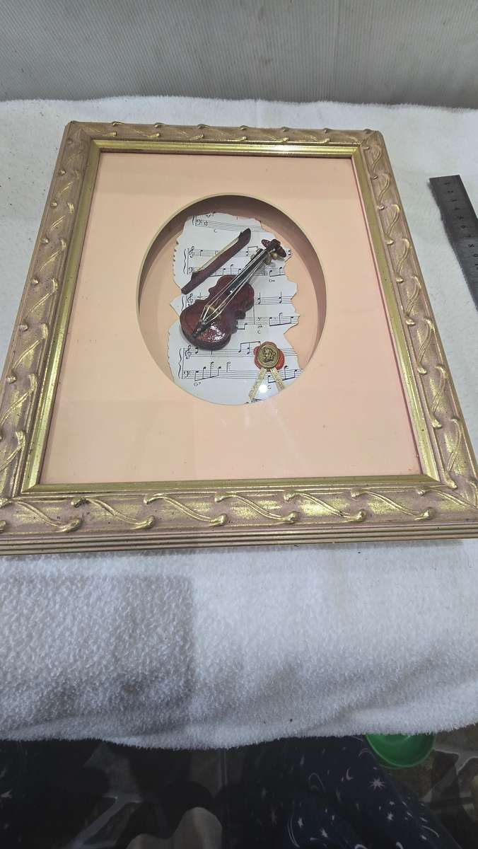 FRAMED MINIATURE VIOLIN(25 x 30cm)