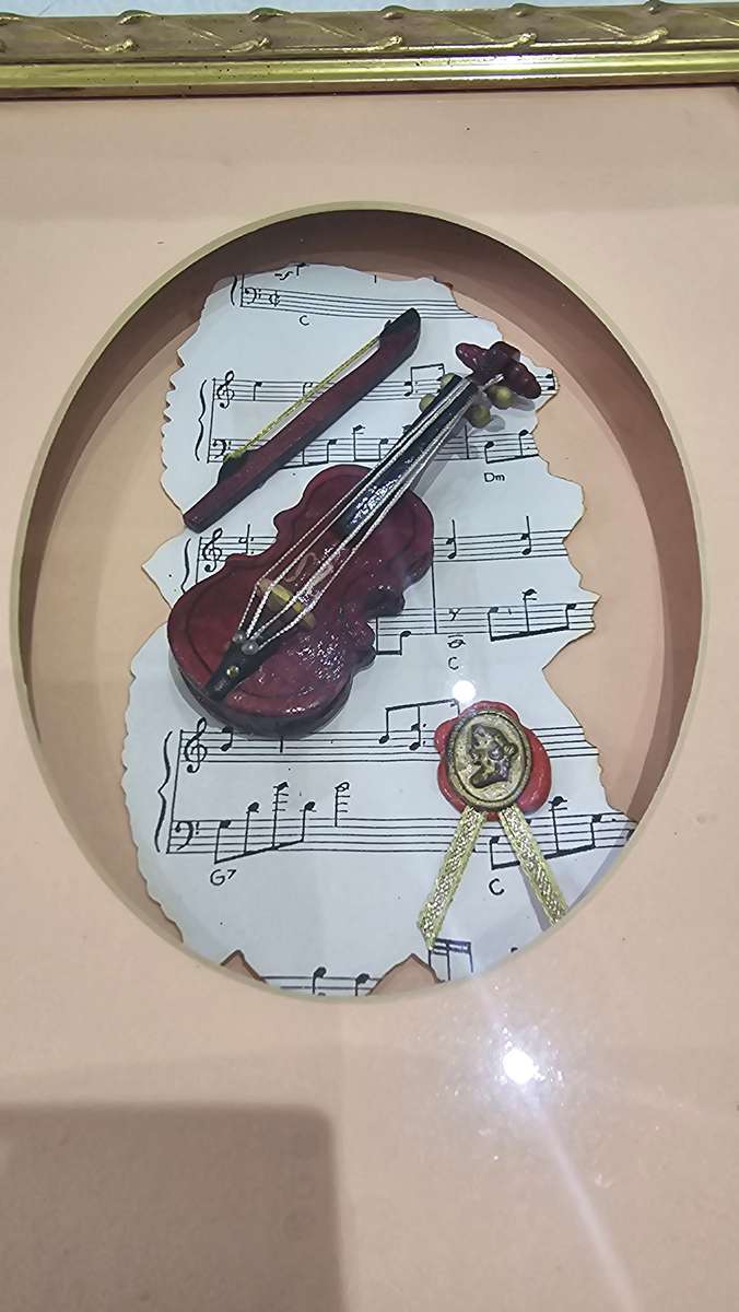 FRAMED MINIATURE VIOLIN(25 x 30cm)