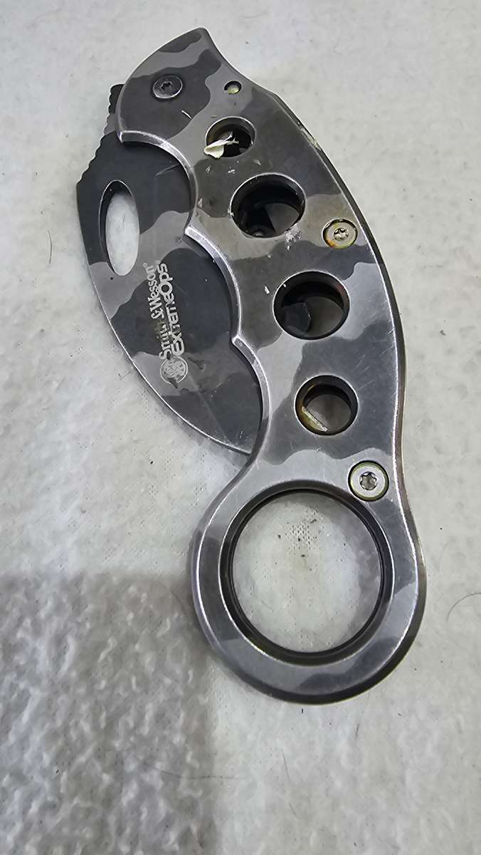SMITH& WESSON EXTREME OPS URBAN CAMO KARAMBIT KNIFE