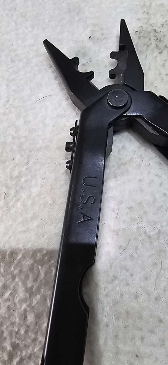 MULTIFUNCTIONAL PLIER SCREWDRIVER KIT(CAROLINA ,USA)