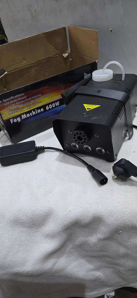 600 WATTS FOG MACHINE -SEE DESC