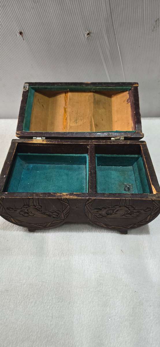 VINTAGE COLLECTIVE WOODEN JEWELRY BOX