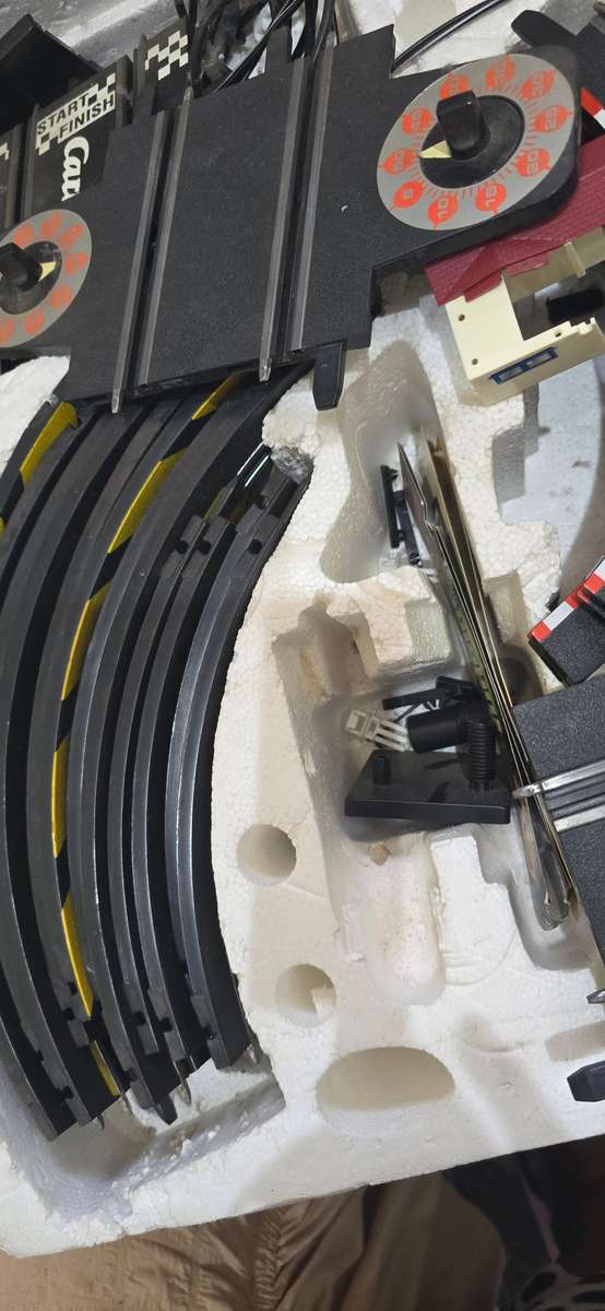 1:43 SCALE SLOT RACING SYSTEM WITH 2 CARS