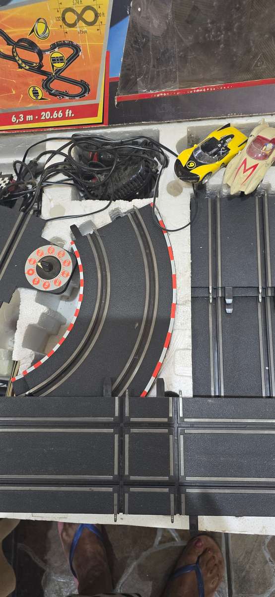 1:43 SCALE SLOT RACING SYSTEM WITH 2 CARS