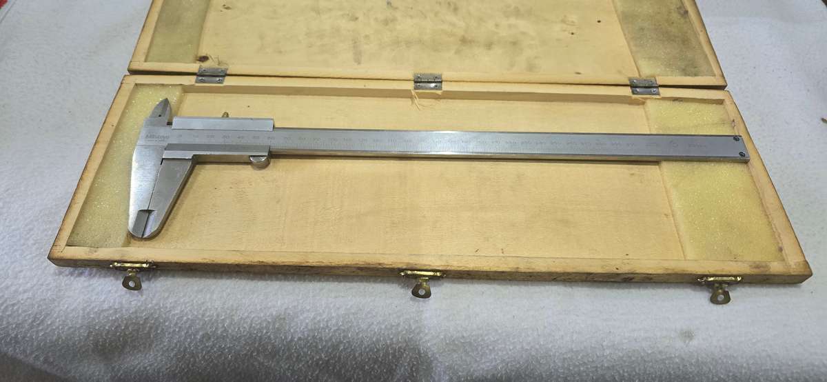 VINTAGE MITUTOYO VINIER CALIPER IN WOODEN BOX