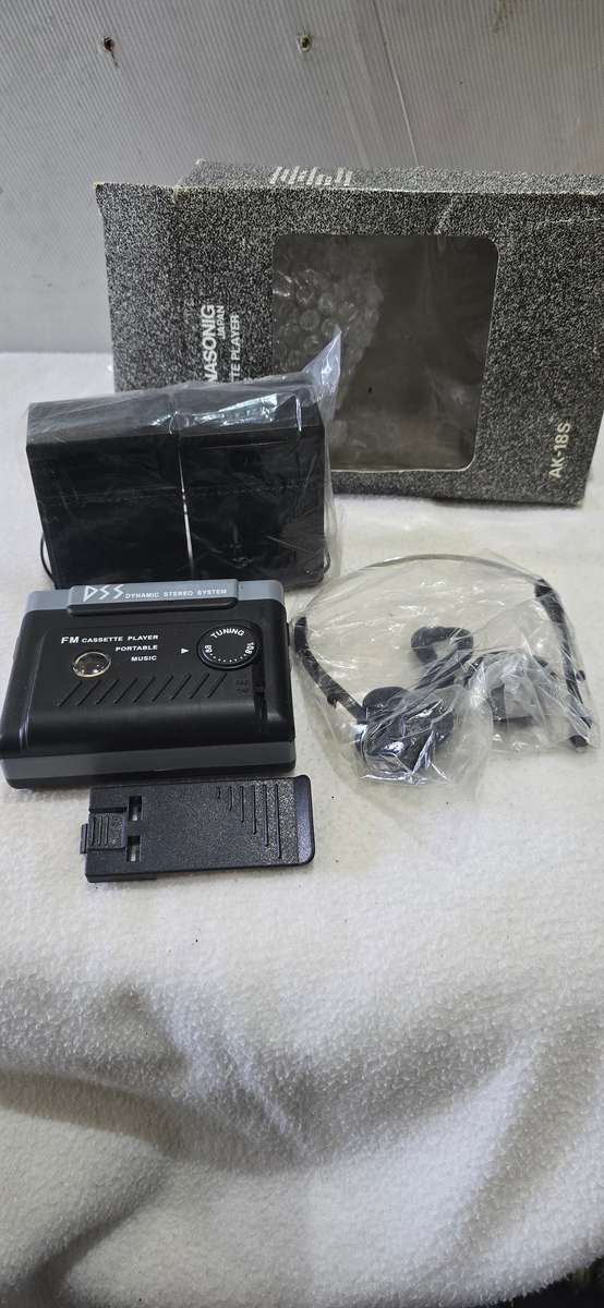 STEREO CASSETTE PLAYER WITH  SPEAKERS AND HEADPHONE(WALKIE TALKIE TYPE )