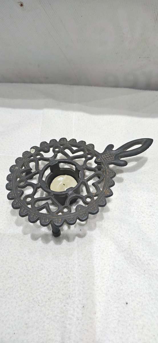 VINTAGE CAST IRON CANDLEHOLDER ON FEET