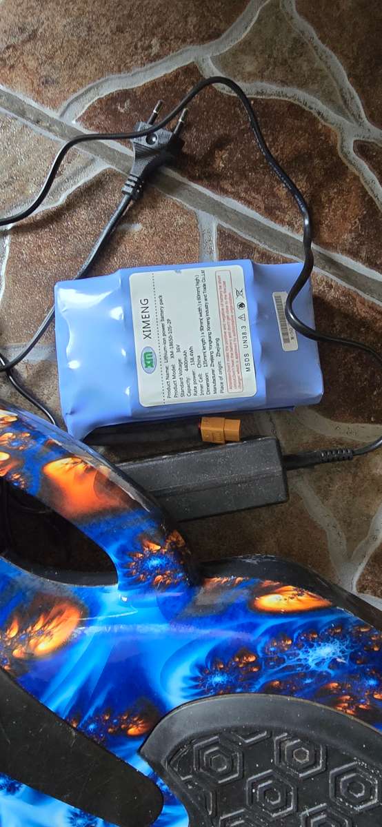 HOVERBOARD WITH CHARGER AND EXTRA BATTERY PACK(6.5 INCH)WORKS