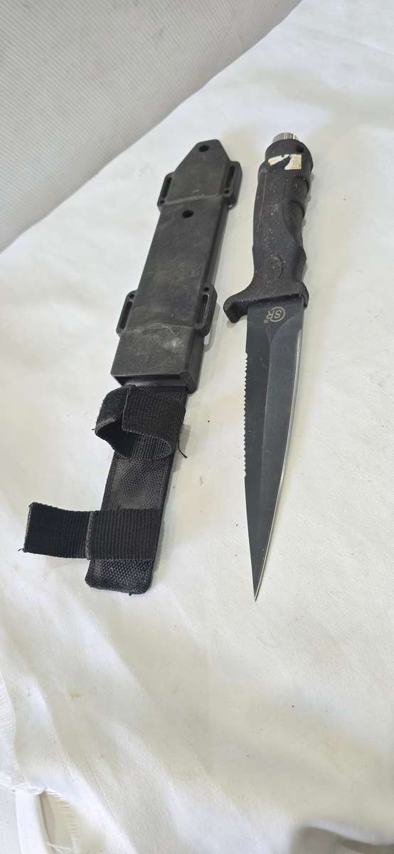 RAZOR SHARP MILLITARY CAMPING KNIFE(SHARP AND JAGGED EDGE)WITH SHEATH