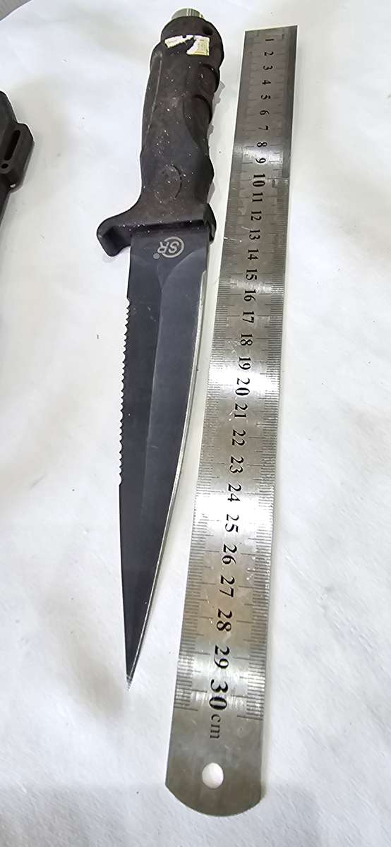 RAZOR SHARP MILLITARY CAMPING KNIFE(SHARP AND JAGGED EDGE)WITH SHEATH