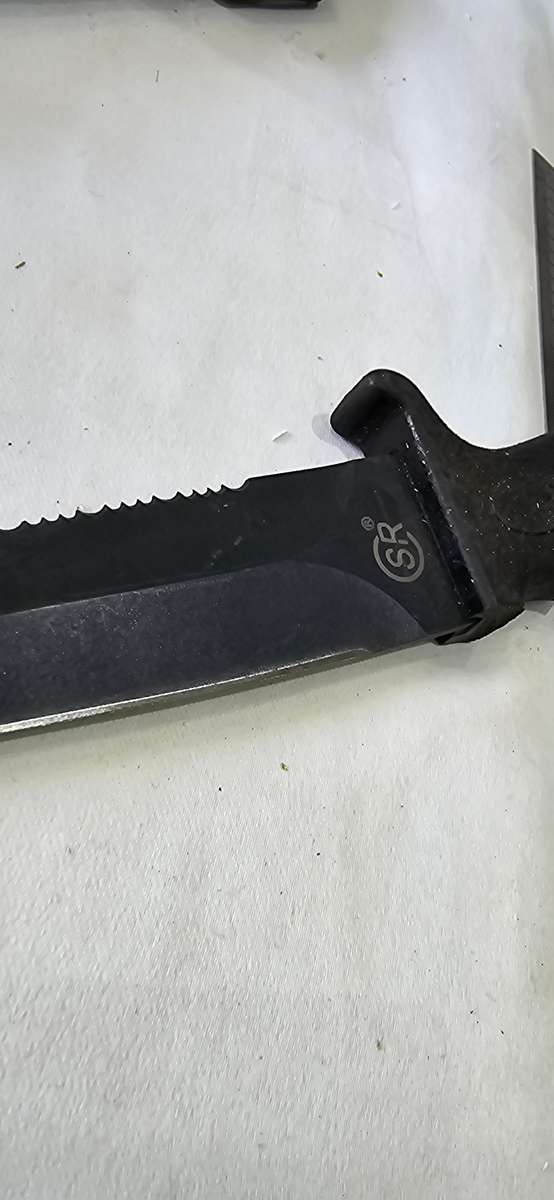 RAZOR SHARP MILLITARY CAMPING KNIFE(SHARP AND JAGGED EDGE)WITH SHEATH