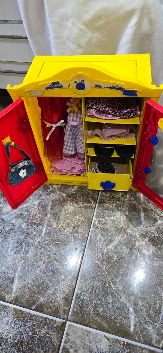 BUILD A BEAR CLOSET(60 X 53CM) WITH LOTS OF ORIGINAL BUILD A BEAR CLOTHES AND ACCESSORIES