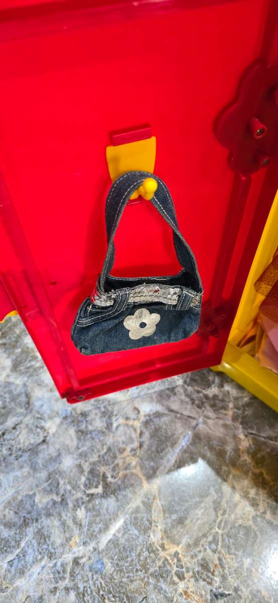 BUILD A BEAR CLOSET(60 X 53CM) WITH LOTS OF ORIGINAL BUILD A BEAR CLOTHES AND ACCESSORIES