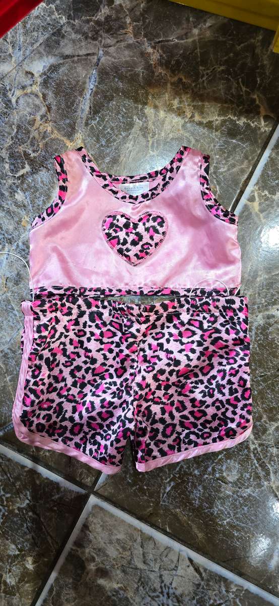 BUILD A BEAR CLOSET(60 X 53CM) WITH LOTS OF ORIGINAL BUILD A BEAR CLOTHES AND ACCESSORIES