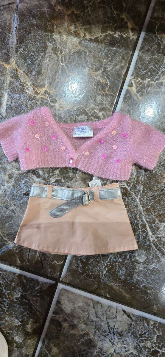 BUILD A BEAR CLOSET(60 X 53CM) WITH LOTS OF ORIGINAL BUILD A BEAR CLOTHES AND ACCESSORIES