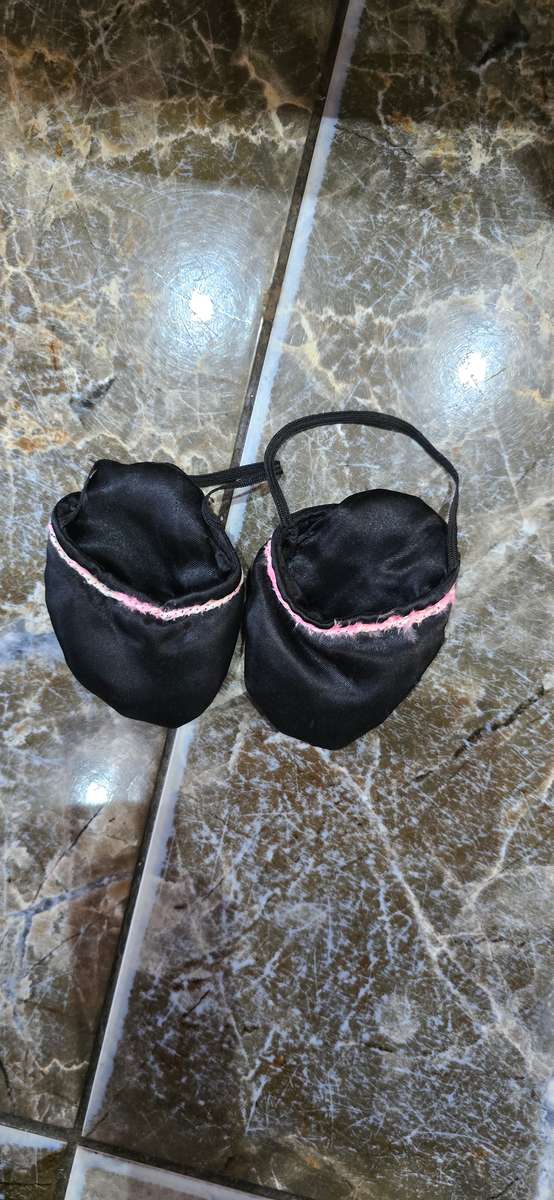 BUILD A BEAR CLOSET(60 X 53CM) WITH LOTS OF ORIGINAL BUILD A BEAR CLOTHES AND ACCESSORIES