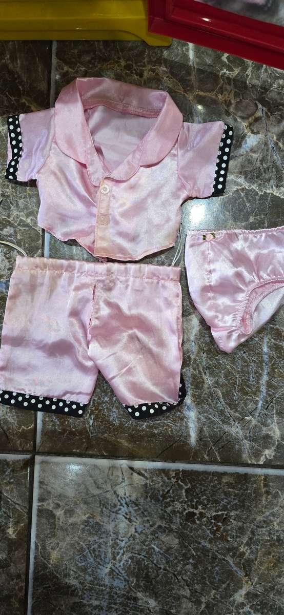 BUILD A BEAR CLOSET(60 X 53CM) WITH LOTS OF ORIGINAL BUILD A BEAR CLOTHES AND ACCESSORIES