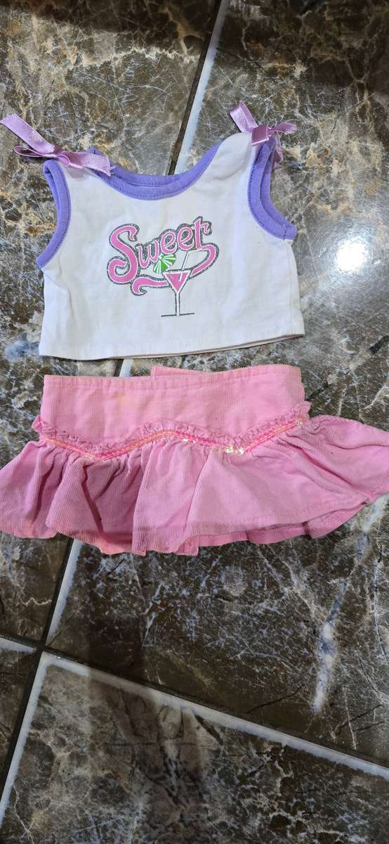 BUILD A BEAR CLOSET(60 X 53CM) WITH LOTS OF ORIGINAL BUILD A BEAR CLOTHES AND ACCESSORIES