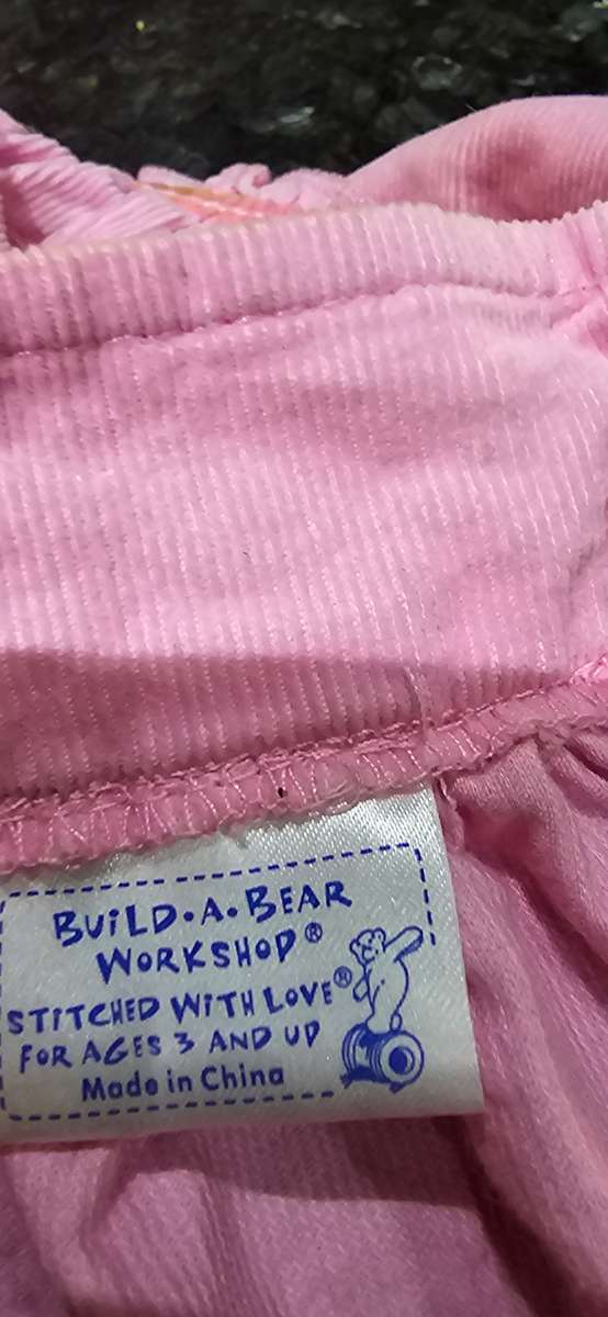 BUILD A BEAR CLOSET(60 X 53CM) WITH LOTS OF ORIGINAL BUILD A BEAR CLOTHES AND ACCESSORIES