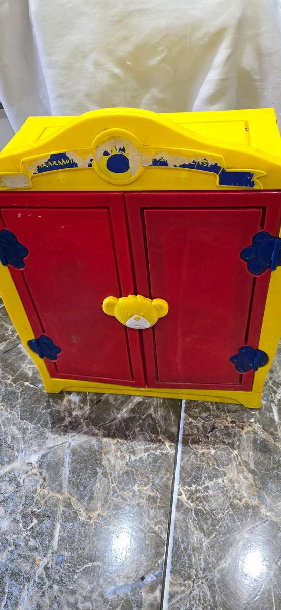 BUILD A BEAR CLOSET(60 X 53CM) WITH LOTS OF ORIGINAL BUILD A BEAR CLOTHES AND ACCESSORIES