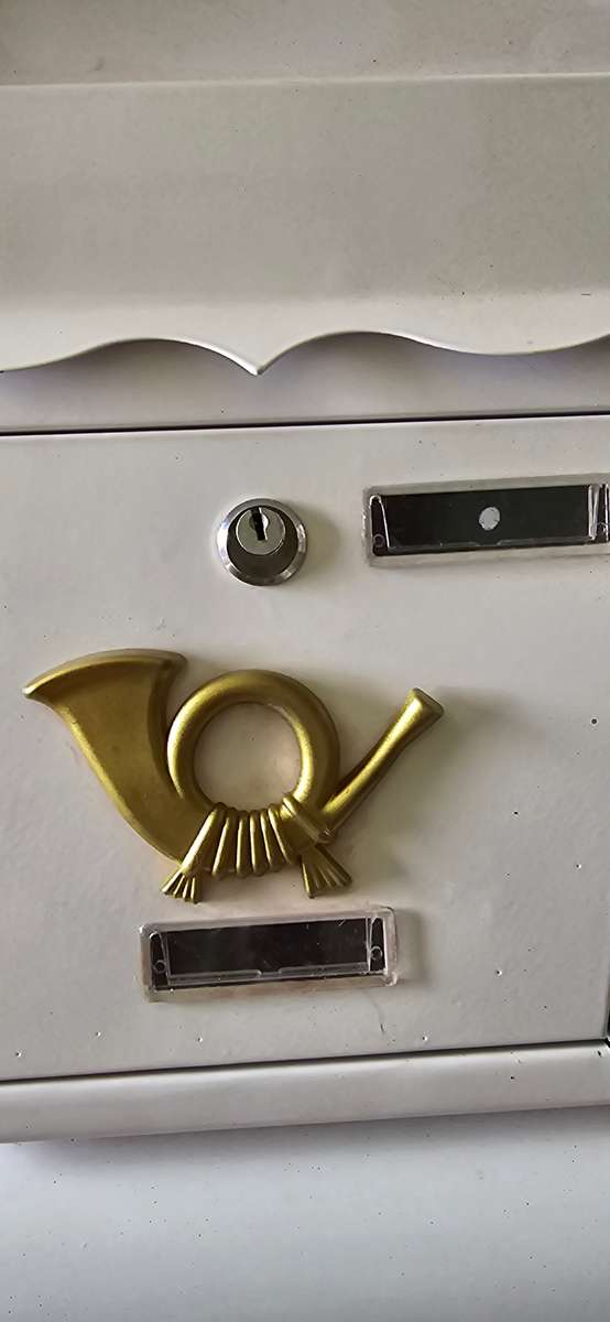 VINTAGE CLASSIC DESIGN WALL MOUNT MAIL BOX WITH KEY