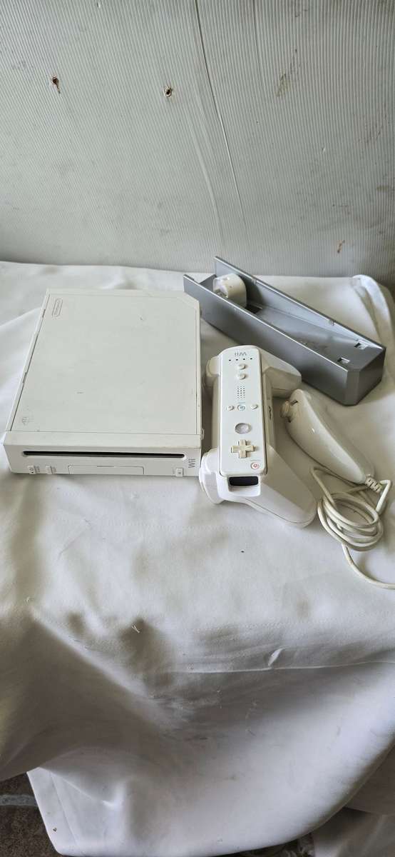 NINTENDO WII WITH ASSESCORIES (NO  POWER CABLE)