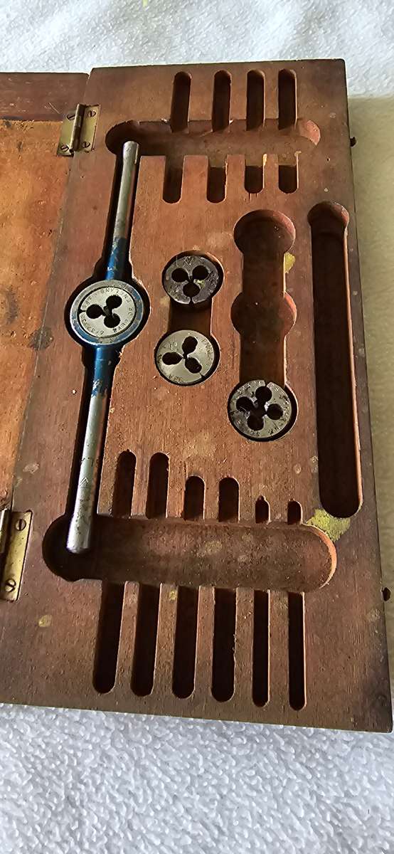 VINTAGE TAP AND DIE SET(*MADE IN ENGLAND)