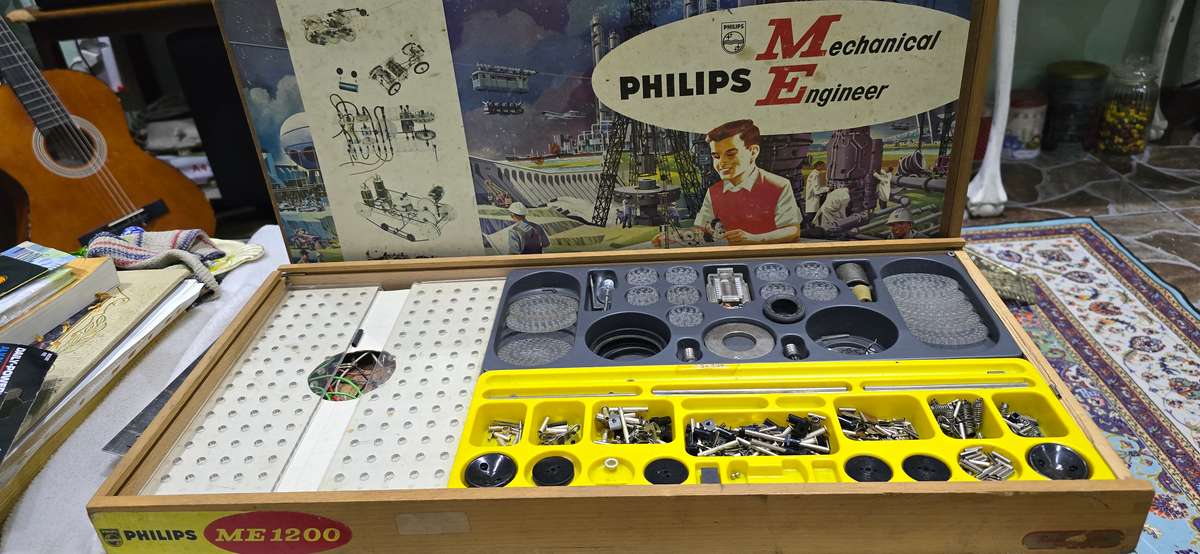 VINTAGE PHILLIPS MECHANICAL ENGINEER WITH INSTRUCTION BOOKLET(UNUSED)