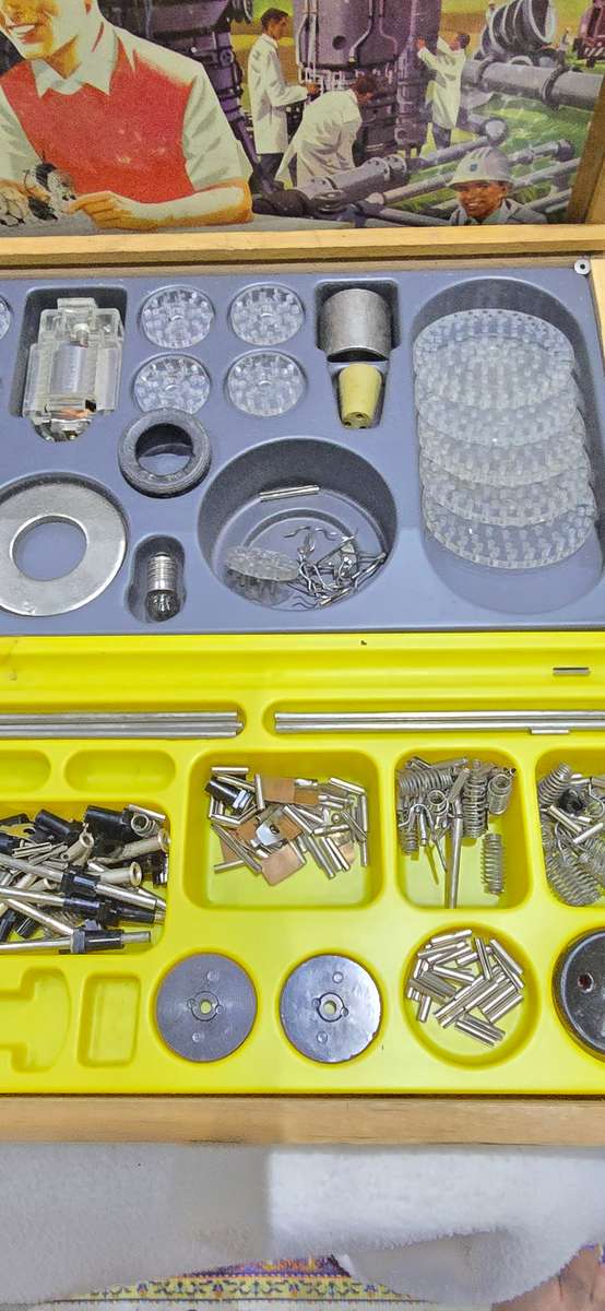 VINTAGE PHILLIPS MECHANICAL ENGINEER WITH INSTRUCTION BOOKLET(UNUSED)