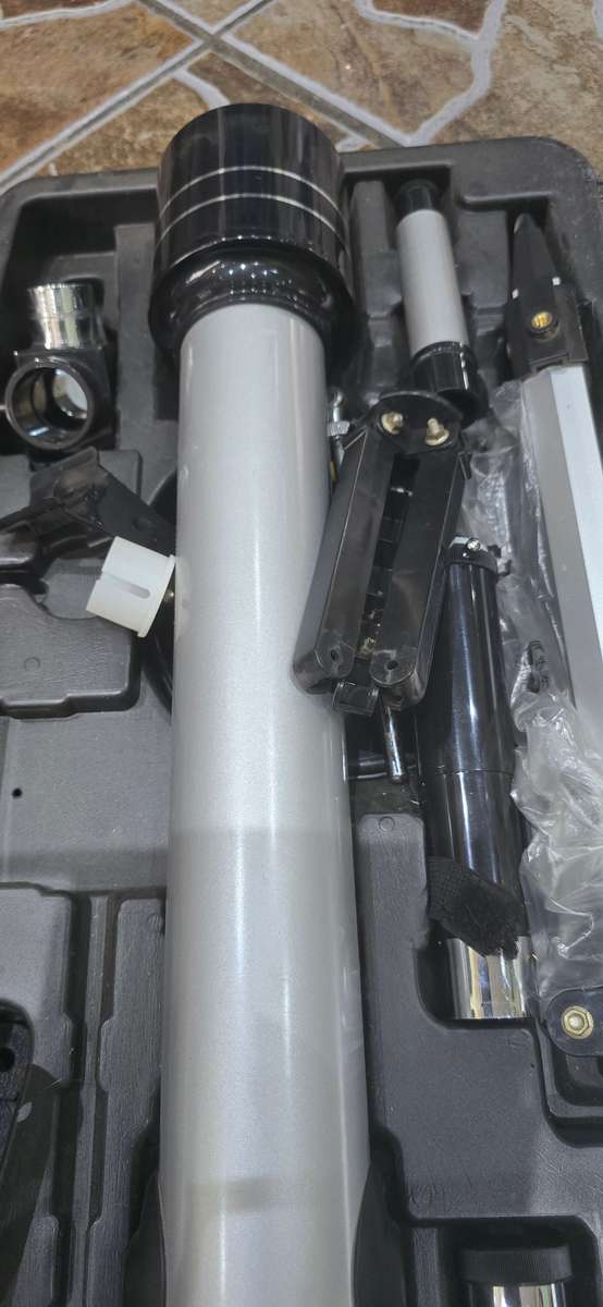 REFRACTOR TYPE TELESCOPE (COMPLETE SET WITH TRIPOD)IN CASE-MINT CONDITION