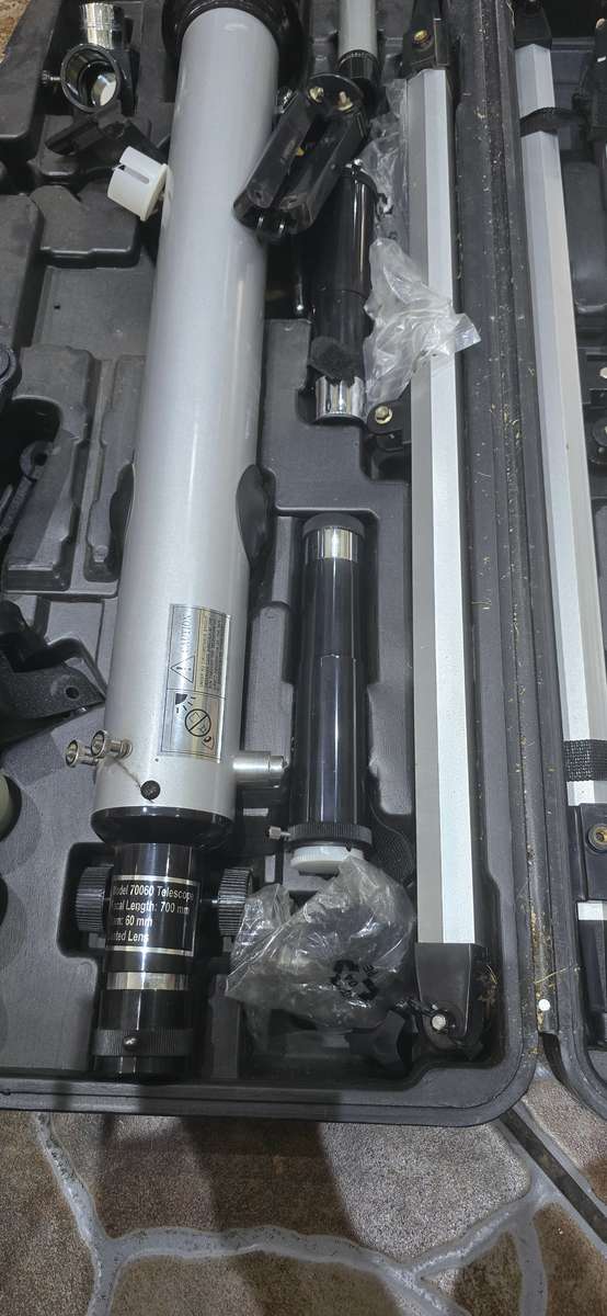 REFRACTOR TYPE TELESCOPE (COMPLETE SET WITH TRIPOD)IN CASE-MINT CONDITION