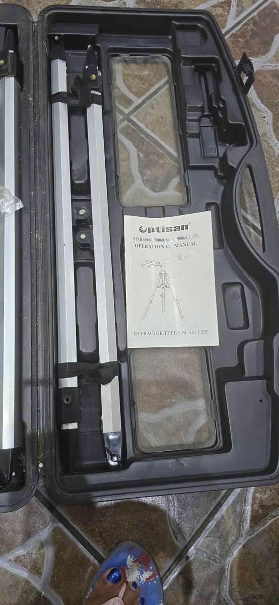 REFRACTOR TYPE TELESCOPE (COMPLETE SET WITH TRIPOD)IN CASE-MINT CONDITION