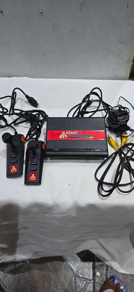 ATARI FLASHBACK GAMING CONSOLE,CONTROLS AND CABLES