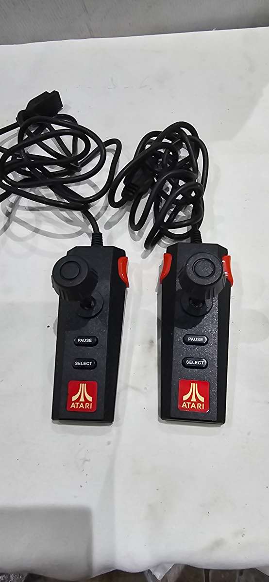 ATARI FLASHBACK GAMING CONSOLE,CONTROLS AND CABLES