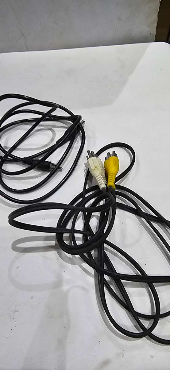 ATARI FLASHBACK GAMING CONSOLE,CONTROLS AND CABLES