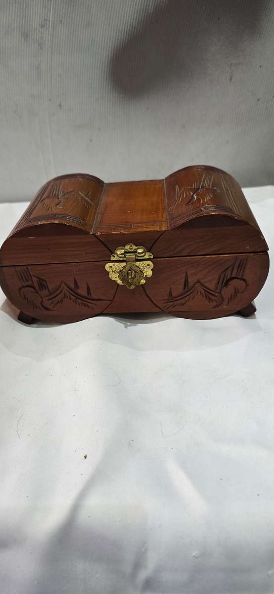 VINTAGE CARVED SOLID WOOD JEWELERY BOX