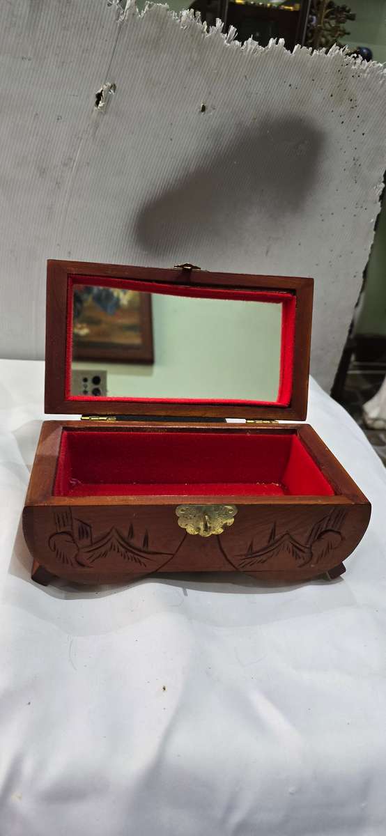 VINTAGE CARVED SOLID WOOD JEWELERY BOX
