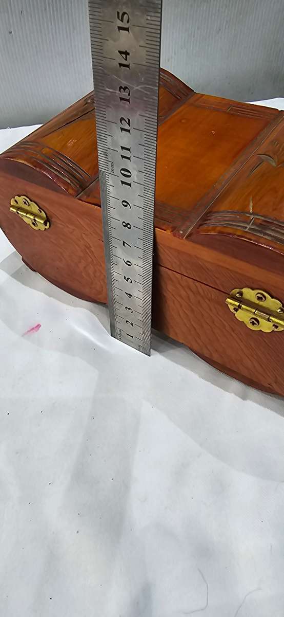 VINTAGE CARVED SOLID WOOD JEWELERY BOX
